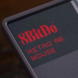8BitDo Retro R8 Mouse - N Edition Grijs/rood, 50 - 26000 DPI, Bluetooth / USB-C / 2.4 GHz