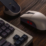 8BitDo Retro R8 Mouse - N Edition Grijs/rood, 50 - 26000 DPI, Bluetooth / USB-C / 2.4 GHz