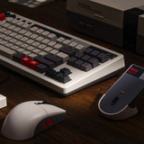 8BitDo Retro R8 Mouse - N Edition Grijs/rood, 50 - 26000 DPI, Bluetooth / USB-C / 2.4 GHz