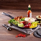 Victoria Fajita Skillet 24 x 17,5 cm, Seasoned bak-/braadpan Zwart, Color packaging