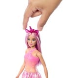 Mattel Eenhoornpop met roze haar en kleurrijke outfit 