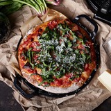 Victoria Pizzapan met twee handgrepen 25 cm, Seasoned bak-/braadpan Zwart, Color packaging