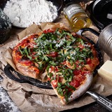 Victoria Pizzapan met twee handgrepen 25 cm, Seasoned bak-/braadpan Zwart, Color packaging