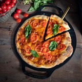 Victoria Pizzapan met twee handgrepen 38 cm, Seasoned bak-/braadpan Zwart, Color packaging